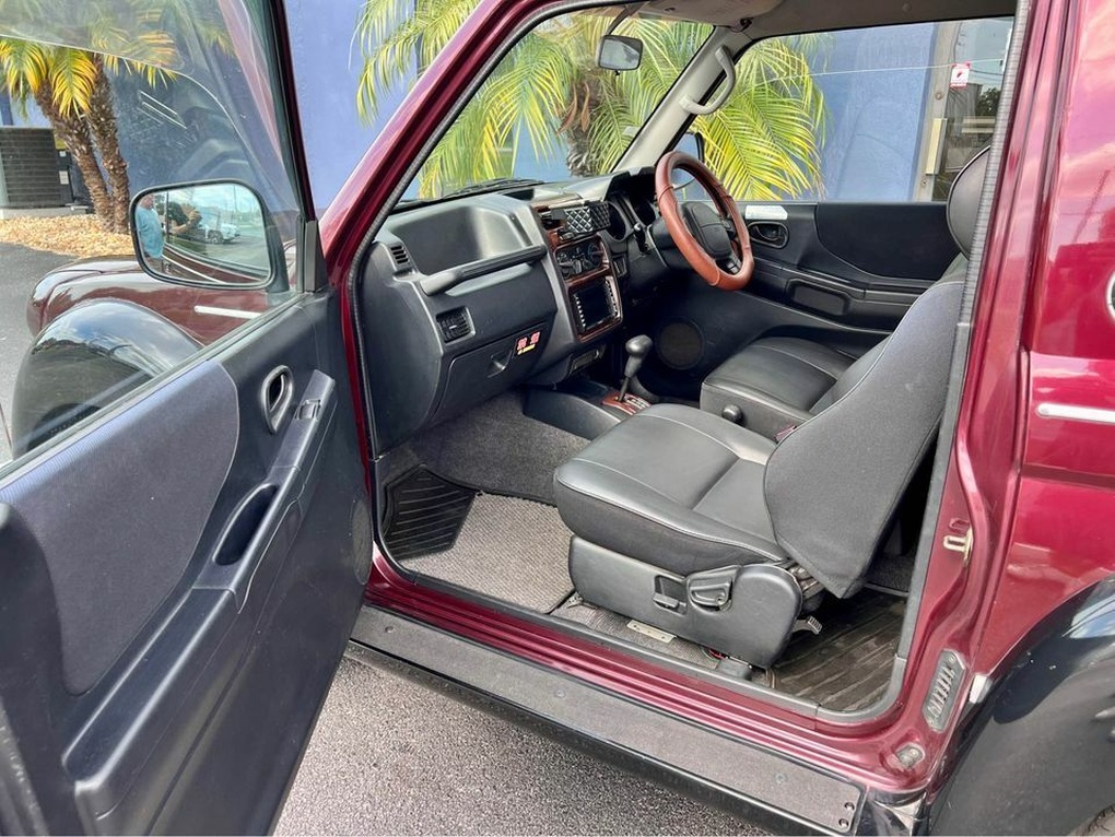 Cũng là Mitsubishi Pajero nhưng chiếc xe này rất khác lạ - 12 Cũng là Mitsubishi Pajero nhưng chiếc xe này rất khác lạ - 12