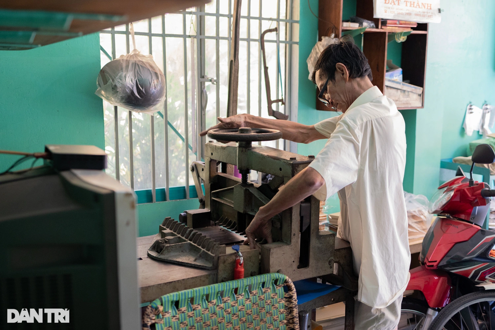 Người sửa sách cũ cuối cùng ở Sài Gòn - 1 Người sửa sách cũ cuối cùng ở Sài Gòn - 1