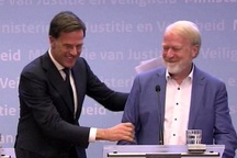 Khuyến cáo dừng bắt tay vì virus corona, Thủ tướng Hà Lan vô tình “vi phạm”