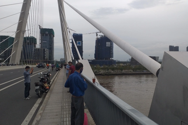 Cần gắn biển "cấm dừng đỗ, tụ tập" trên Cầu Ba Son