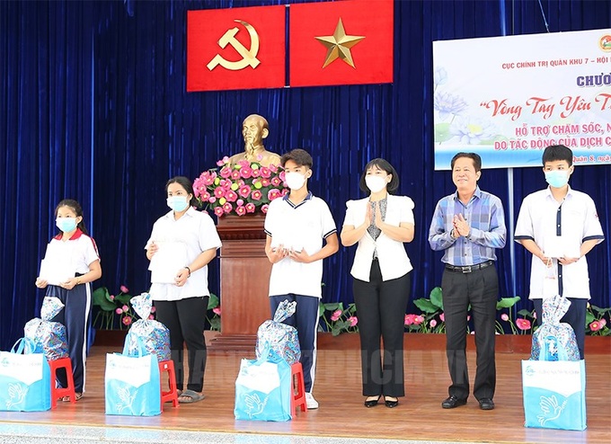 Phó Chủ tịch Hội Liên hiệp Phụ nữ TP.HCM Trần Thị Phương Hoa cùng các đại biểu trao sổ tiết kiệm cho các em học sinh bị ảnh hưởng dịch Covid -19. Ảnh hcmcpv.org.vn