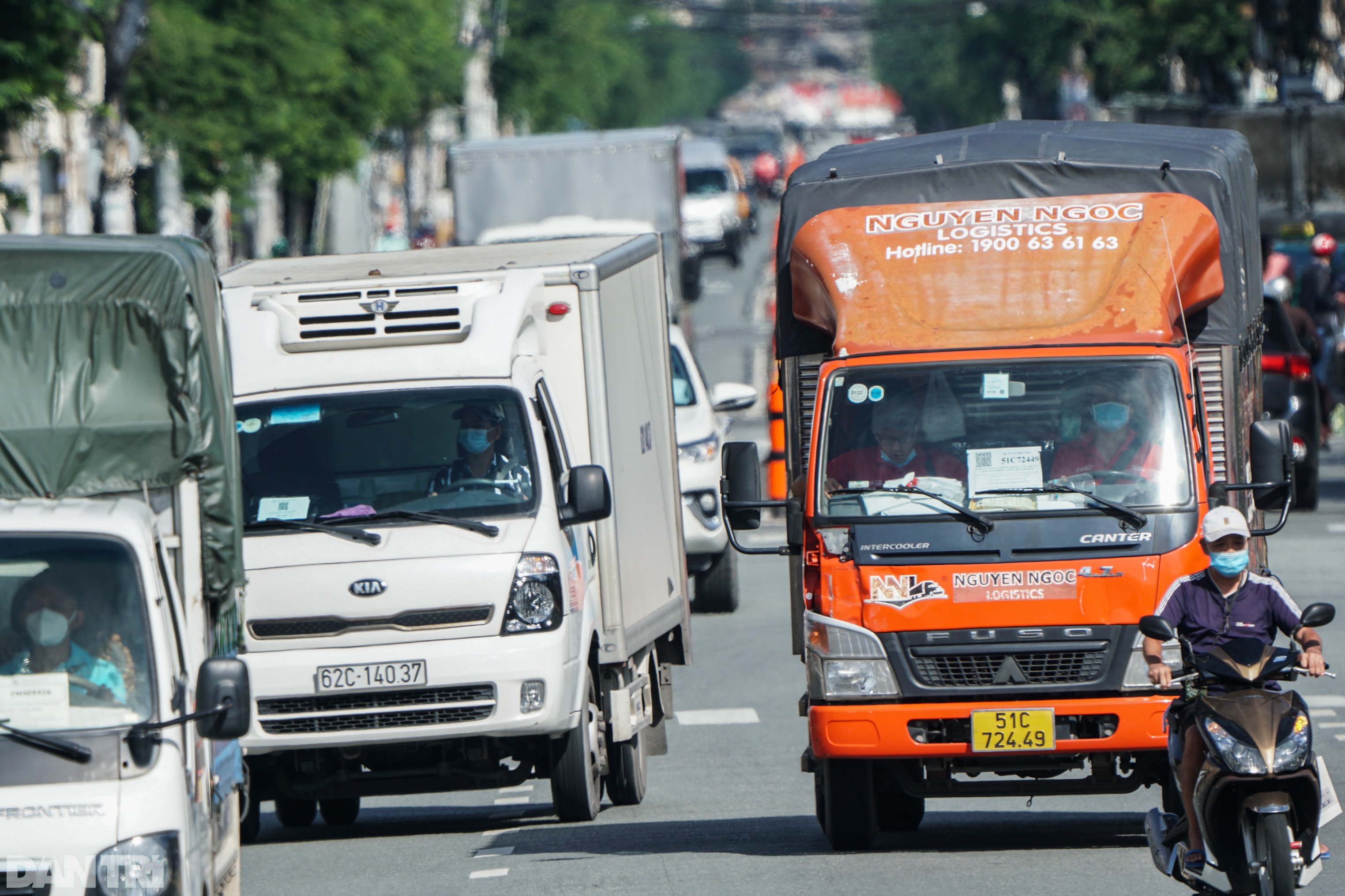Xe cứu thương vất vả len lỏi trên đường đông đúc phương tiện ở TPHCM - 9 Xe cứu thương vất vả len lỏi trên đường đông đúc phương tiện ở TPHCM - 9