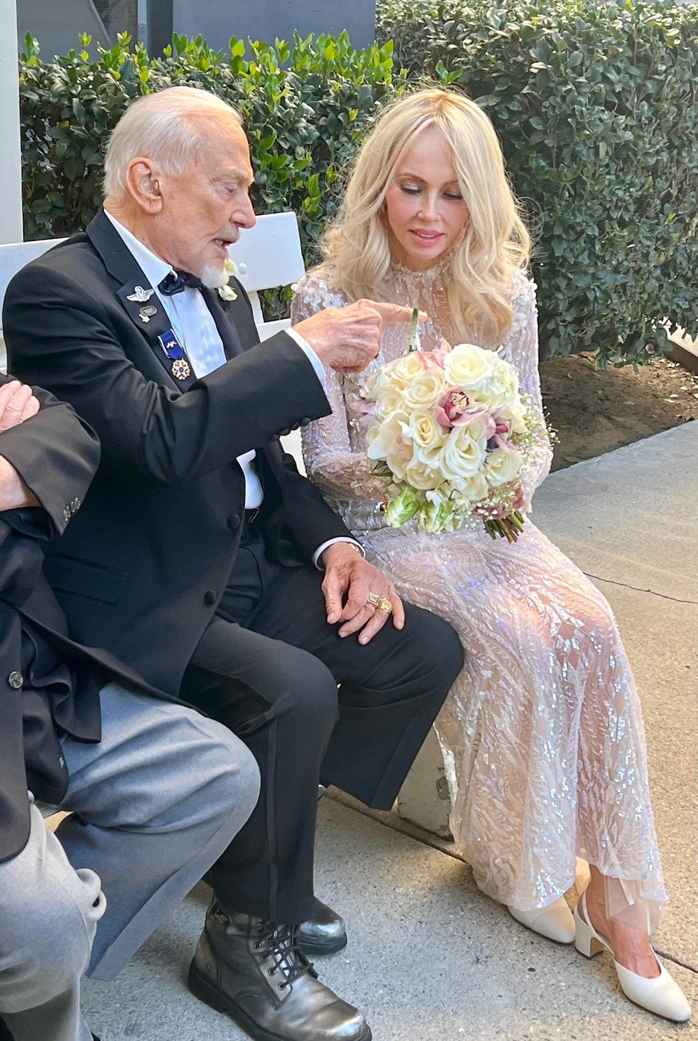 Người thứ hai bước trên mặt trăng Buzz Aldrin kết hôn ở tuổi 93 - 2 Người thứ hai bước trên mặt trăng Buzz Aldrin kết hôn ở tuổi 93 - 2