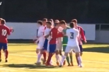 Con trai Zidane tái hiện cú thiết đầu công của cha