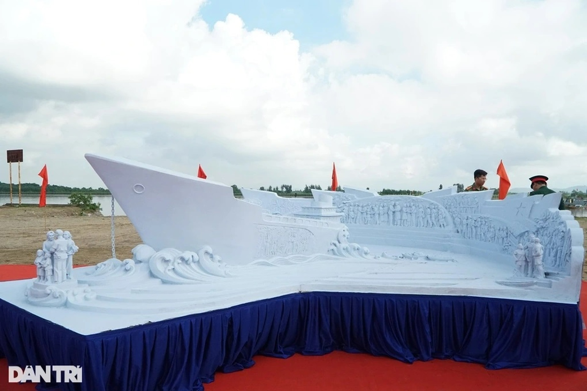 Tượng đài Con tàu tập kết hơn 80 tỷ đồng ở thành phố biển Sầm Sơn - 10 Tượng đài Con tàu tập kết hơn 80 tỷ đồng ở thành phố biển Sầm Sơn - 10