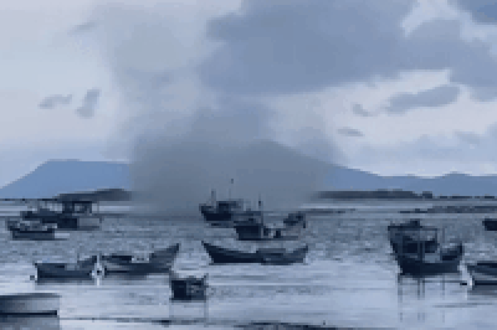 Vòi rồng cao hàng trăm mét đánh chìm nhiều tàu, ghe ở Khánh Hòa - 1 Vòi rồng cao hàng trăm mét đánh chìm nhiều tàu, ghe ở Khánh Hòa - 1