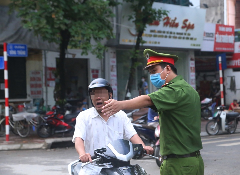 “Phố chợ” Hà Nội lập chốt nhắc nhở, tặng khẩu trang người dân - 2 “Phố chợ” Hà Nội lập chốt nhắc nhở, tặng khẩu trang người dân - 2