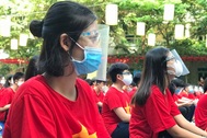 Trường tặng học sinh mũ chống giọt bắn trong ngày khai giảng mùa Covid-19