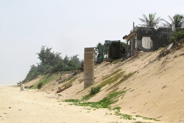 Mỗi năm biển "ăn" 7m đất, đe dọa hàng trăm hộ dân