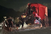 Tai nạn liên hoàn trên cao tốc, 2 xe dính vào nhau di chuyển thêm 1km