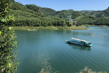 Vận chuyển đề thi, bài thi tốt nghiệp bằng cano trên hồ thủy điện Hòa Bình