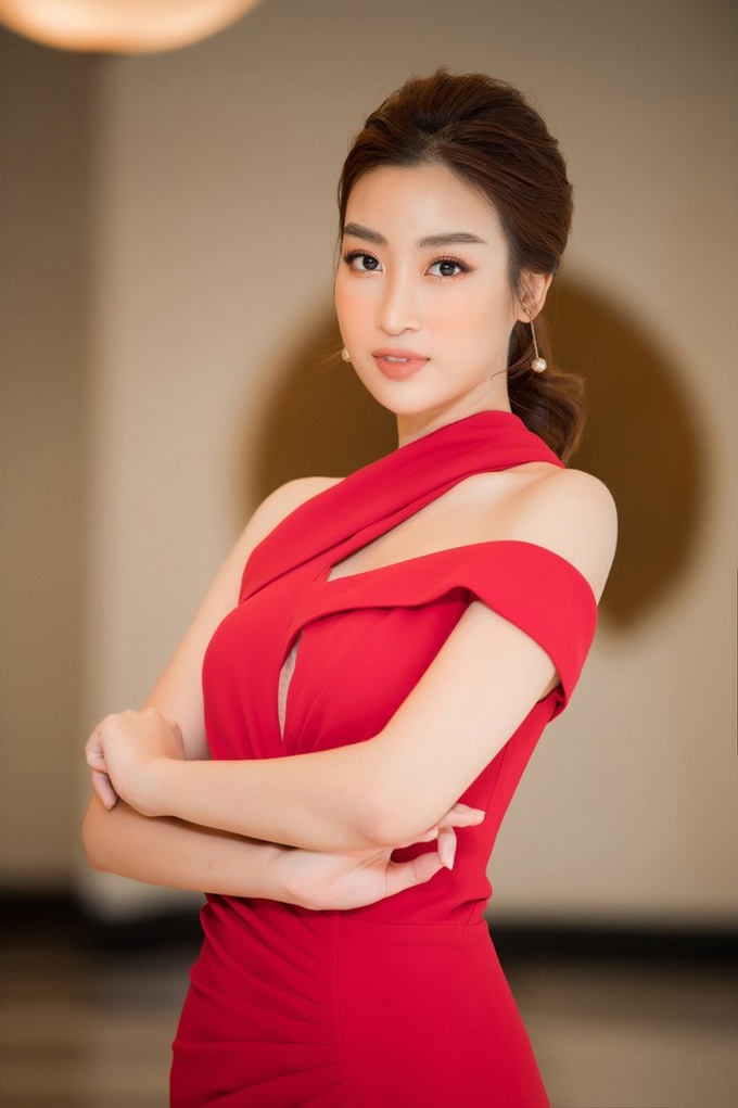 Tường San-Huyền My khoe vai trần nuột nà, Đỗ Mỹ Linh diện váy xẻ táo bạo - Ảnh 2. Tường San-Huyền My khoe vai trần nuột nà, Đỗ Mỹ Linh diện váy xẻ táo bạo - Ảnh 2.