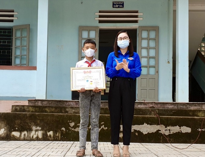 Đại diện Tỉnh đoàn Thanh Hóa trao huy hiệu Tuổi trẻ dũng cảm cho em Lục Đình Tâm