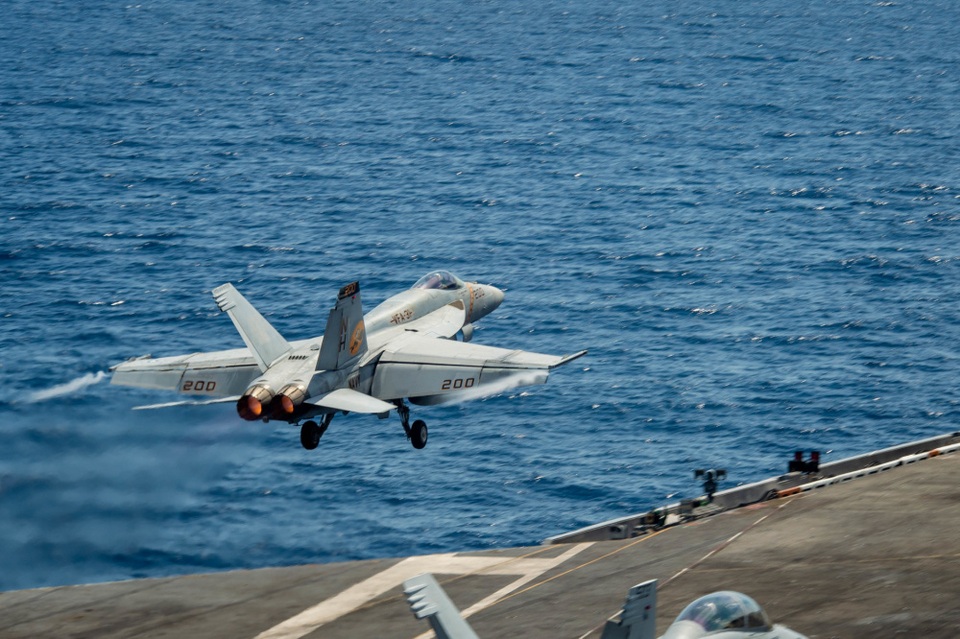 Tàu sân bay Mỹ diễn tập với tiêm kích Su-30 Malaysia trên Biển Đông - 8 Tàu sân bay Mỹ diễn tập với tiêm kích Su-30 Malaysia trên Biển Đông - 8