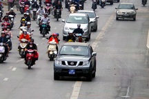 Xe biển xanh, biển đỏ “lạc” vào làn xe buýt nhanh