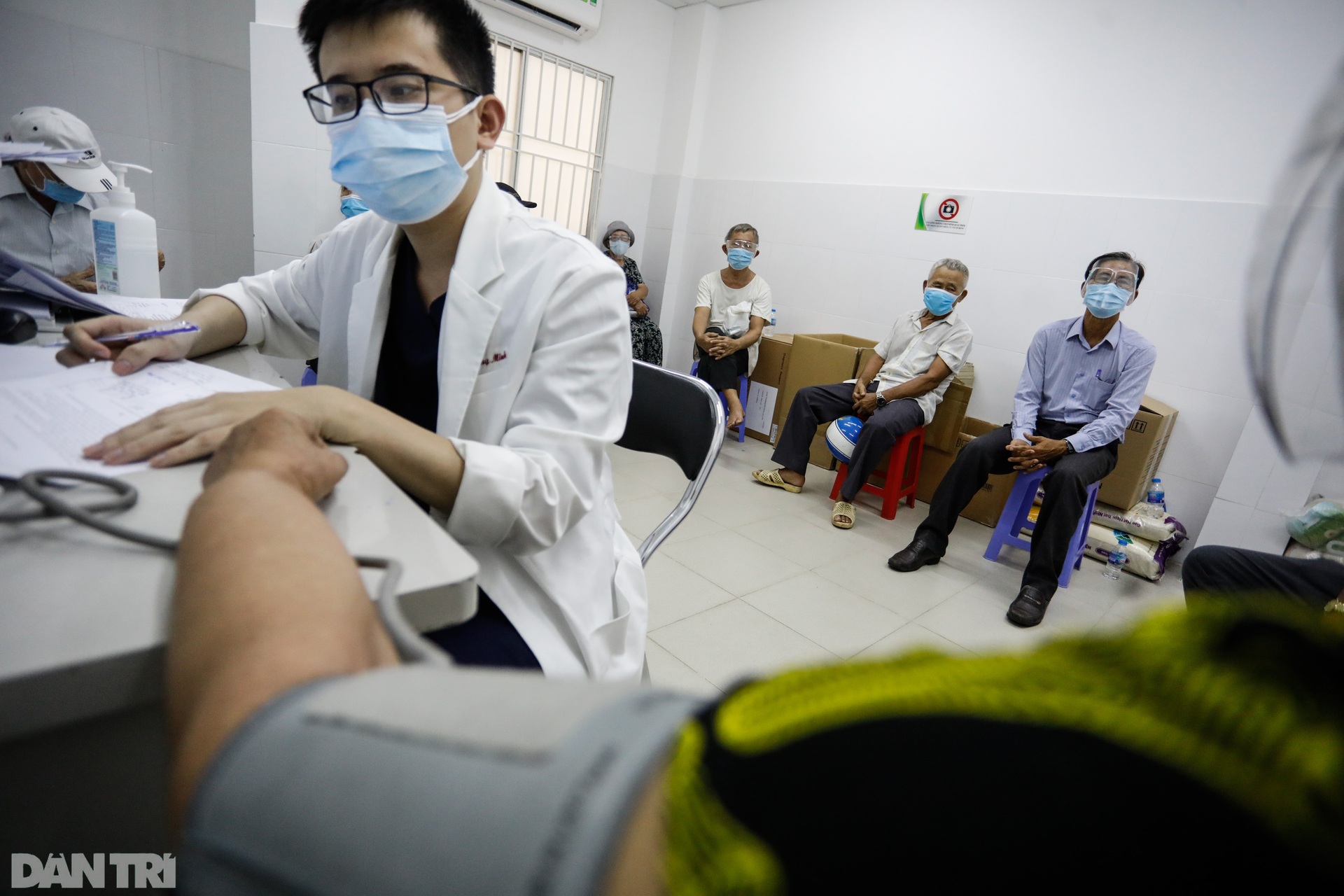 Người cao tuổi, mắc nhiều bệnh nền xúc động khi được tiêm vắc xin Covid-19 - 15