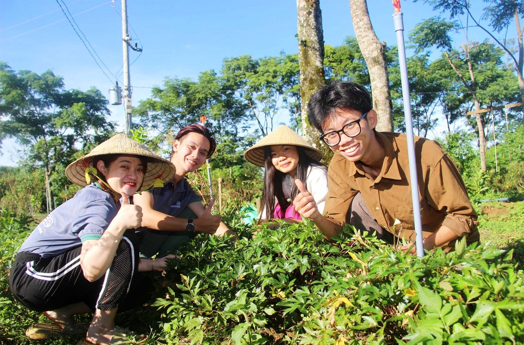 Những chàng trai lạ ở cổng trời An Toàn - 2 Những chàng trai lạ ở cổng trời An Toàn - 2