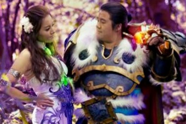 Cặp đôi “chơi trội” diện đồ cosplay trong lễ đính hôn