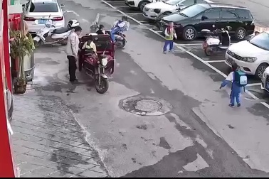 Cậu bé bị hất văng vì trò nghịch dại ném pháo xuống cống