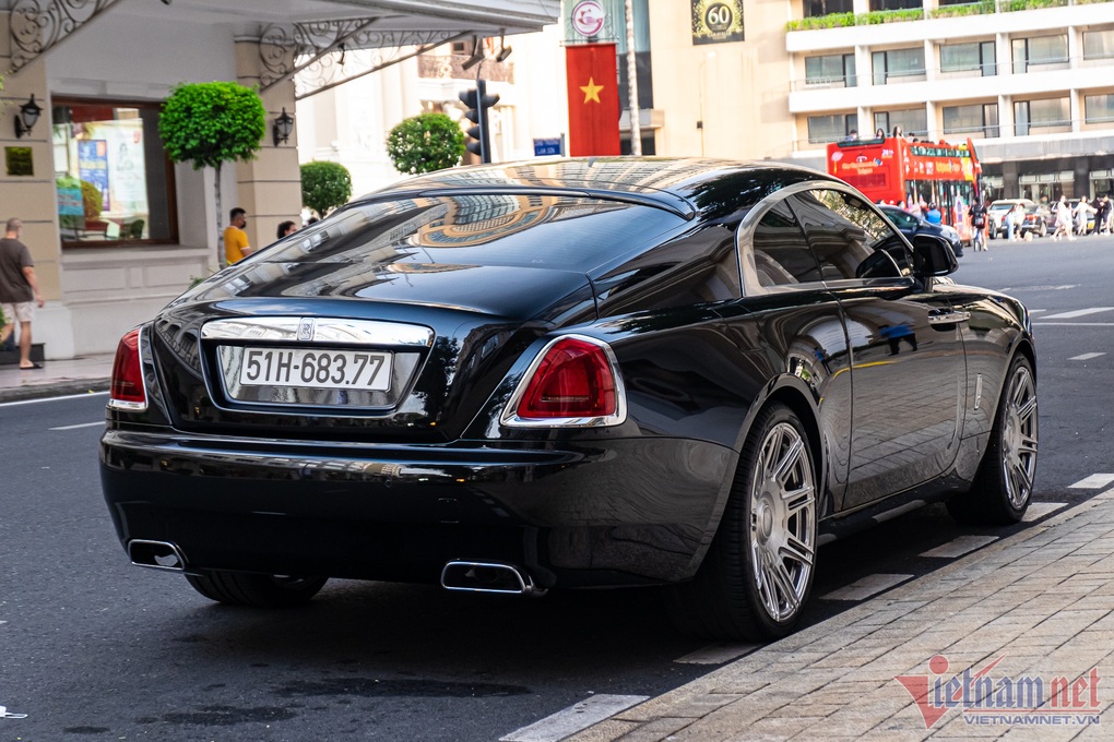 Ngắm Rolls-Royce Wraith hơn 20 tỷ của Cường Đô la xuất hiện trên đường - 5 Ngắm Rolls-Royce Wraith hơn 20 tỷ của Cường Đô la xuất hiện trên đường - 5