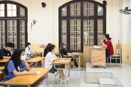 Phát đề cương ôn tập "đừng kể với ai" ở lớp học thêm trước kỳ kiểm tra