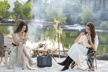 Hai nàng hậu Phương Nhi, Ngọc Thảo lần đầu trải nghiệm "thiền" cà phê