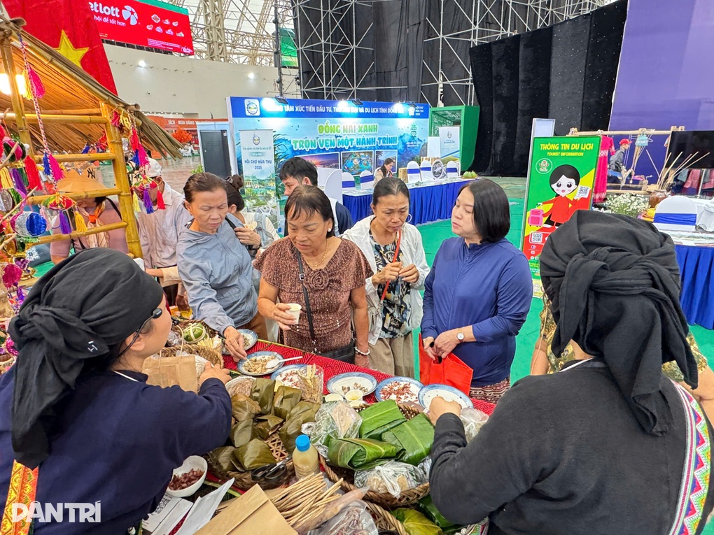 Xếp hàng trải nghiệm ẩm thực ở gian hàng Làng du lịch tốt nhất thế giới - 1