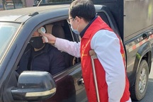 Bác sĩ chống nạng xông pha trên “mặt trận” chống dịch corona