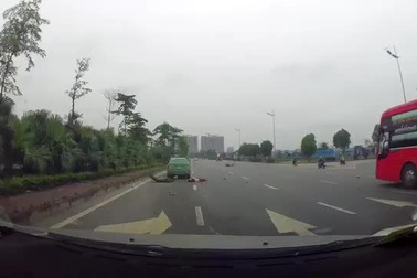 Đi ngược chiều, người đàn ông đi xe máy bị taxi tông văng