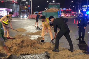 CSGT và người dân trắng đêm khắc phục dầu nhớt đổ trên đường