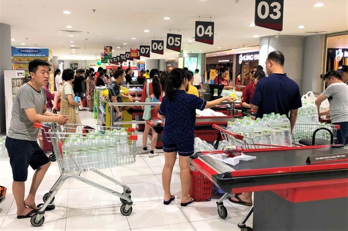 Cảnh tượng chưa từng thấy ở siêu thị Hà Nội sau tin nhà máy nước sông Đà cắt nước - Ảnh 4. Cảnh tượng chưa từng thấy ở siêu thị Hà Nội sau tin nhà máy nước sông Đà cắt nước - Ảnh 4.