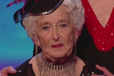 Bà cụ Paddy 79 tuổi gây sốc với vũ điệu salsa ở Tìm kiếm Tài năng Anh