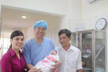 Bé gái mang thai hộ đầu tiên chào đời tại Huế