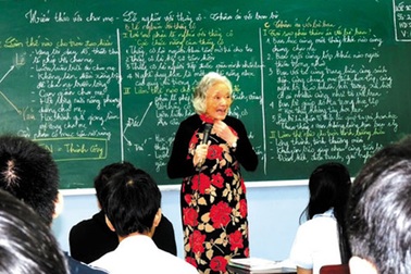 Bà giáo 82 tuổi vẫn đứng lớp