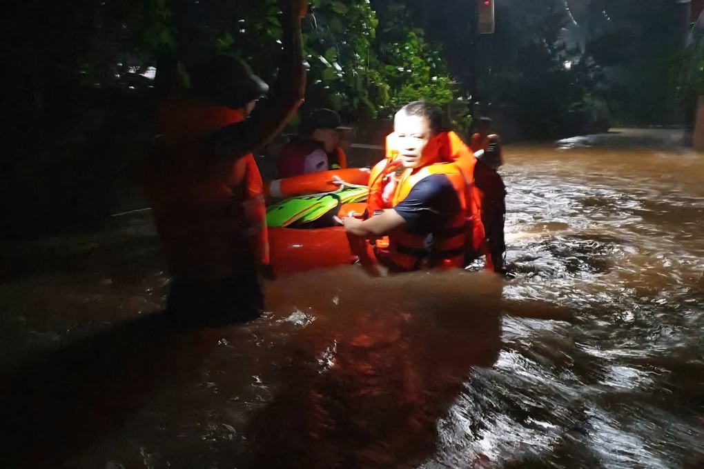 Nước dâng cao trong đêm, nhiều người dân Thái Nguyên lên mạng cầu cứu - 4