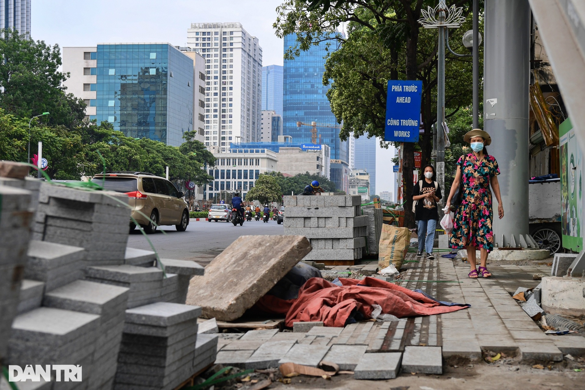 Người dân khổ sở vì vỉa hè đường đẹp nhất Việt Nam bị đào bới dở dang - 7 Người dân khổ sở vì vỉa hè đường đẹp nhất Việt Nam bị đào bới dở dang - 7