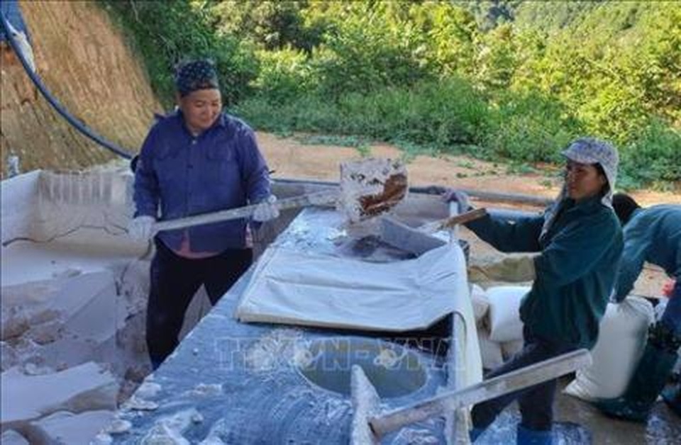 Chuyên gia Trung Quốc thăm dò đất hiếm Lào Cai: Thận trọng - 1 Chuyên gia Trung Quốc thăm dò đất hiếm Lào Cai: Thận trọng - 1