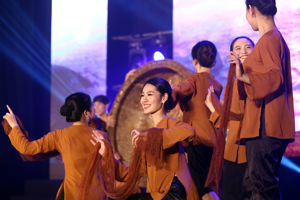 Hoa khôi ĐH Văn hóa tỏa sắc trong đêm nghệ thuật Dấu ấn - 6 Hoa khôi ĐH Văn hóa tỏa sắc trong đêm nghệ thuật Dấu ấn - 6