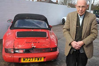 Cụ ông 93 tuổi đâm hỏng hai chiếc Porsche