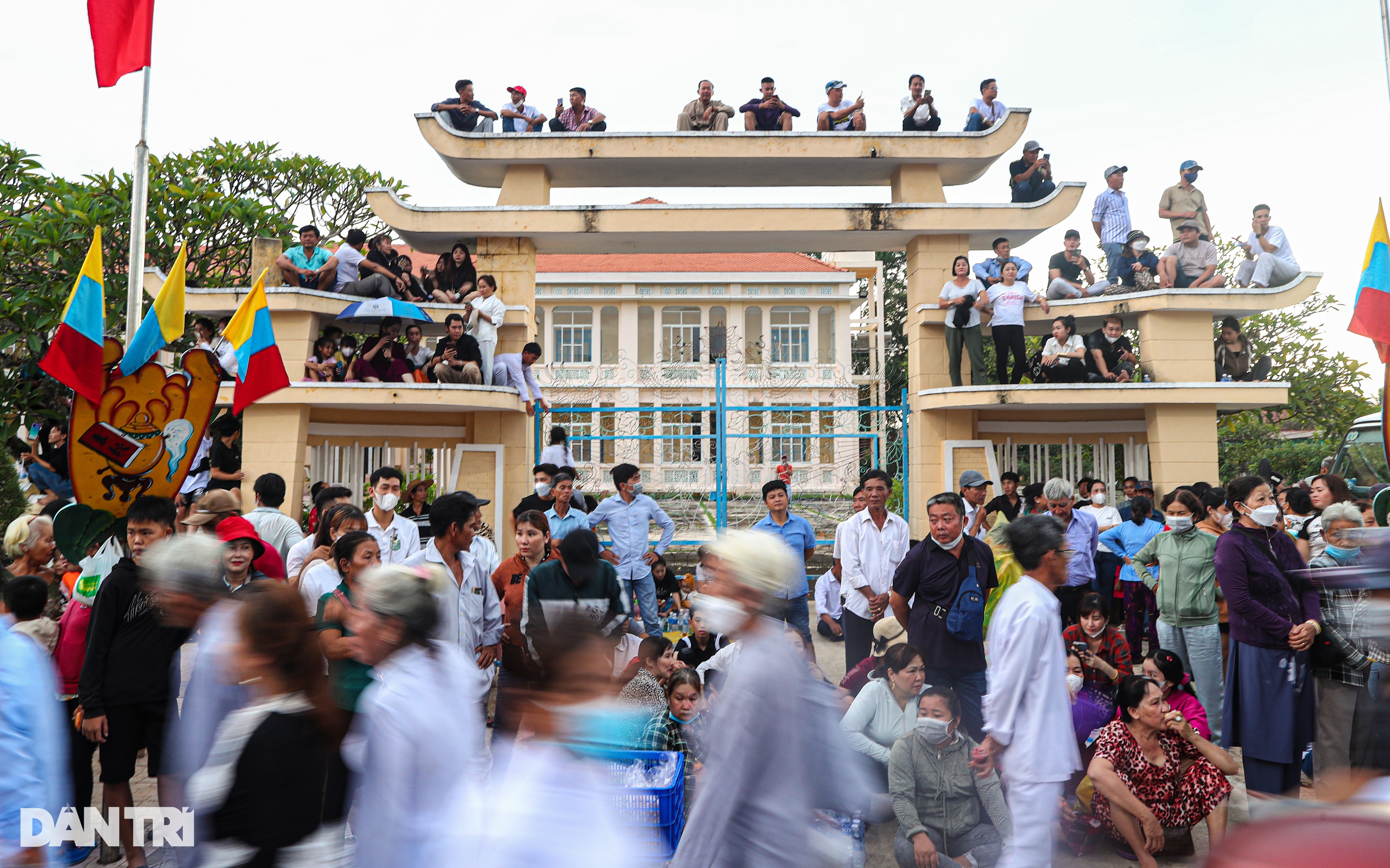 Biển người đội mưa, chen chân xem rồng phun lửa ở Tòa thánh Tây Ninh - 3 Biển người đội mưa, chen chân xem rồng phun lửa ở Tòa thánh Tây Ninh - 3