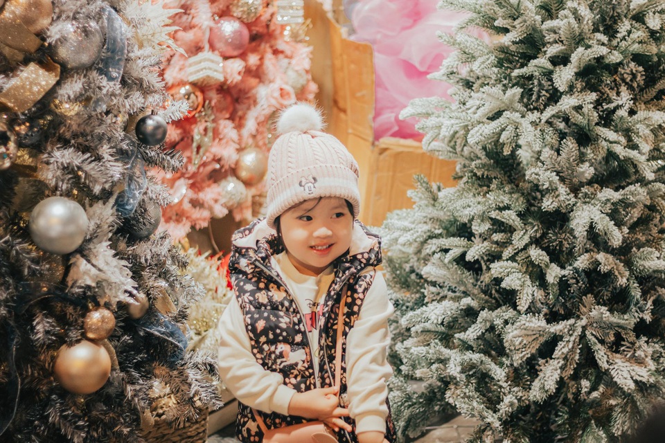 Giới trẻ Hà Nội rủ nhau đi chơi Noel sớm trên phố Hàng Mã - 7 Giới trẻ Hà Nội rủ nhau đi chơi Noel sớm trên phố Hàng Mã - 7