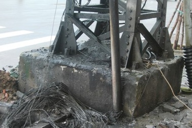 Hoảng hồn vì cháy nổ lớn tại trụ điện