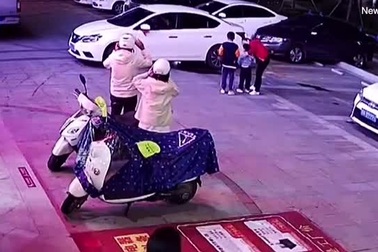 Người mẹ cứu sống con trai khỏi cú lùi xe "tử thần"