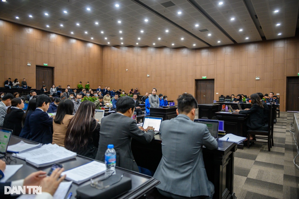 Xét xử siêu lừa: Nhiều bị cáo bật khóc, có người muốn chết - 3 Xét xử siêu lừa: Nhiều bị cáo bật khóc, có người muốn chết - 3