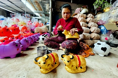 Về làng gốm lớn nhất Bình Dương xem thợ làm "trâu vàng" đón Tết