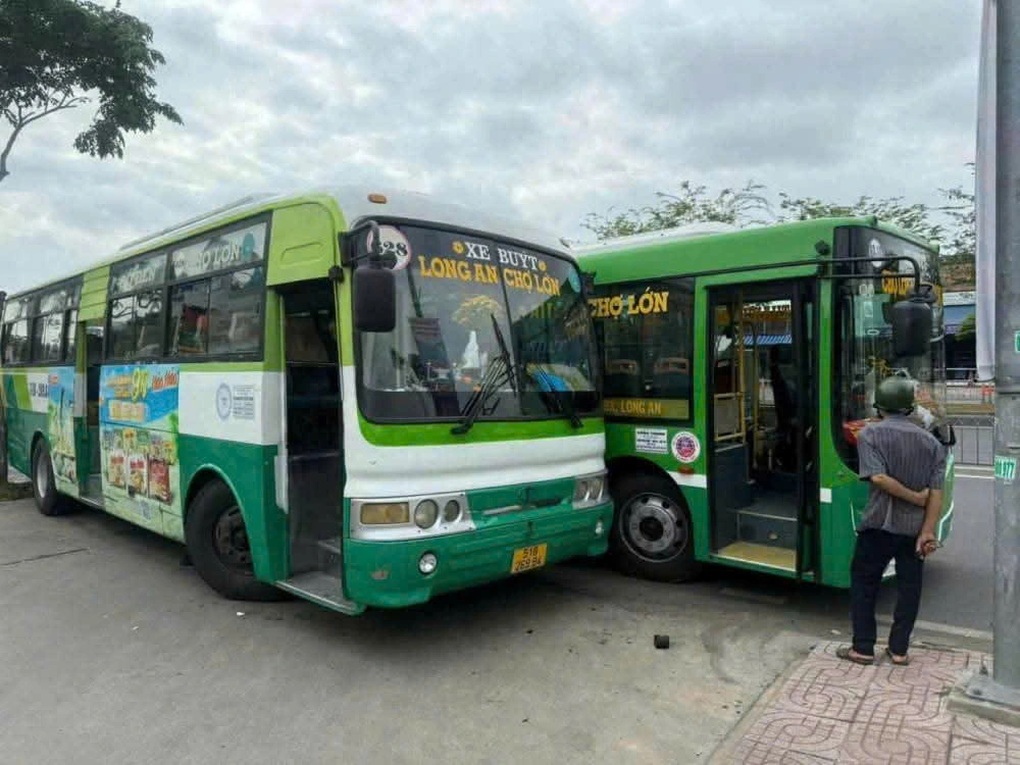 Hai xe buýt ép nhau gây tai nạn ở TPHCM - 1 Hai xe buýt ép nhau gây tai nạn ở TPHCM