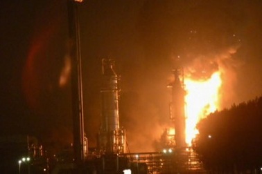 Nổ lớn liên hoàn tại nhà máy hóa chất của Shell tại Hà Lan