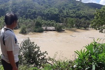 Nông dân khóc ròng khi thủy điện xả lũ cuốn trôi hàng chục lồng cá