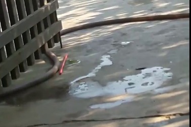 2 thanh niên buộc phải xì lốp xe dắt bộ vì không đội mũ bảo hiểm khi tham gia giao thông