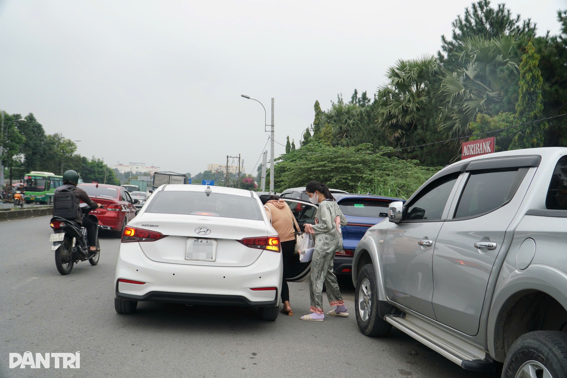 Ô tô bao vây bệnh viện Ung Bướu TPHCM - 13 Ô tô bao vây bệnh viện Ung Bướu TPHCM - 13